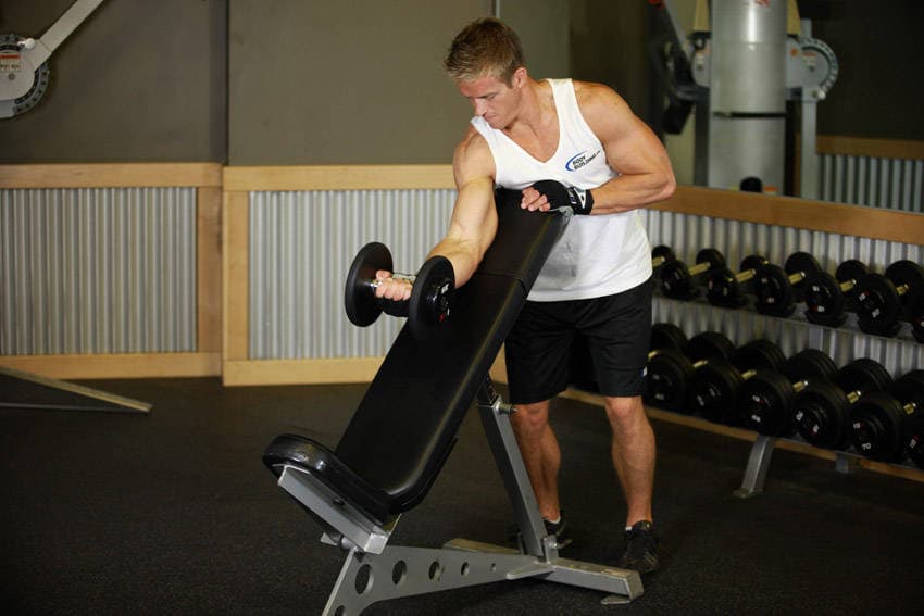 Démonstration de l’exercice : Curl biceps à un bras sur banc incliné, debout