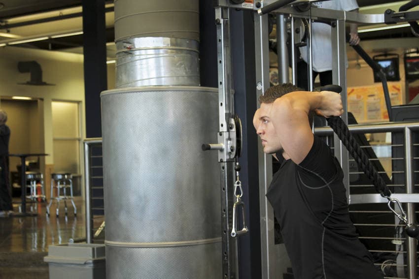 Démonstration de l’exercice : Extension triceps à la corde au-dessus de la tête